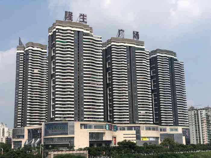 隆生半岛广场(东湖店"在东江旁边,地理位置还是挺优越的!就是惠.