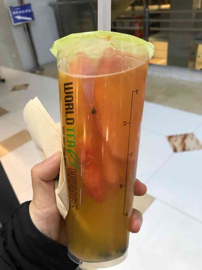 超大一杯,因为也喝过其他家的果茶饮,店主再多放点水果就好啦