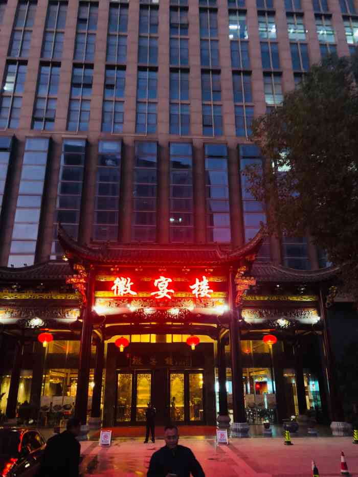 徽宴楼(紫檀宫店"这家就在天鹅湖旁边,祁门路上面,大门是一-大