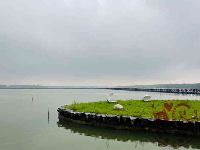 西沙明珠湖景区-"湖很大,在公园里骑借辆自行车骑骑蛮