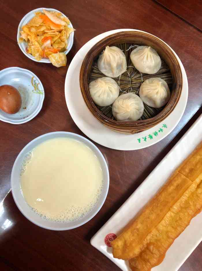 主打快餐,也有包子豆浆这类的早餐的食物.