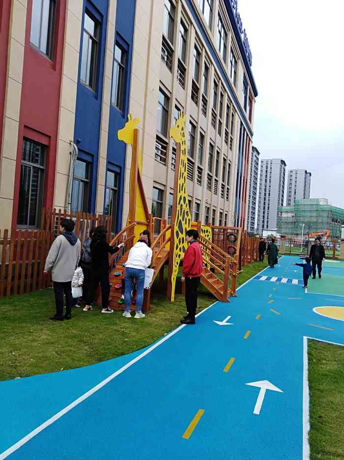 艾顿赫德幼儿园(下应校区"家有二宝,姐姐现在就读蓝青小学,妹妹考虑
