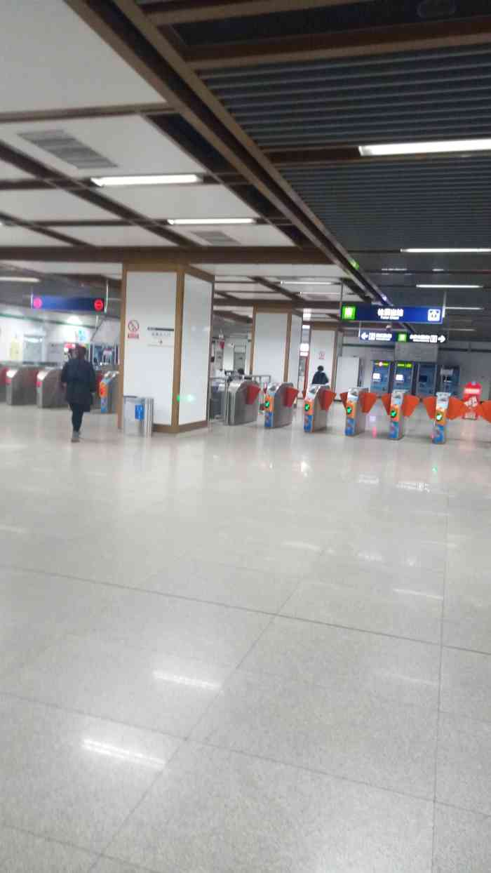 上元门(地铁站"出了地铁站往上元门水厂走,进入厂区一大片.