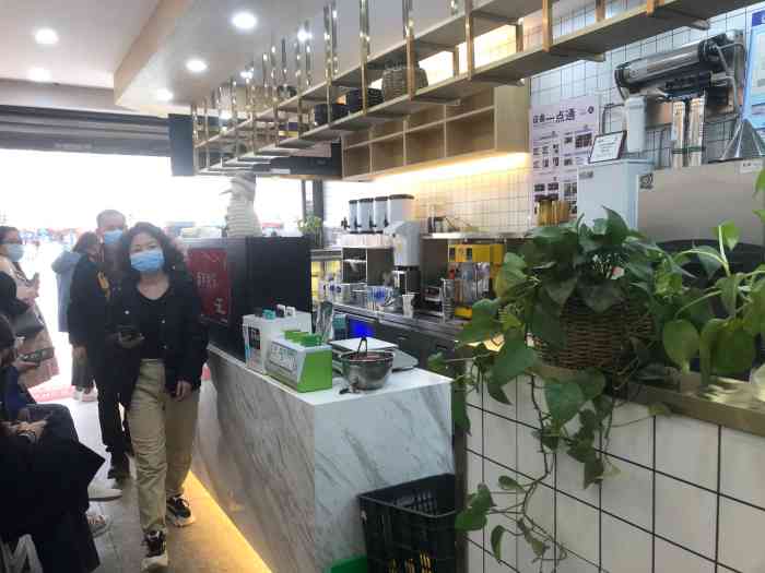 茶百道(十陵店)-"今天老板心情大好,下午请大家喝奶茶04 .
