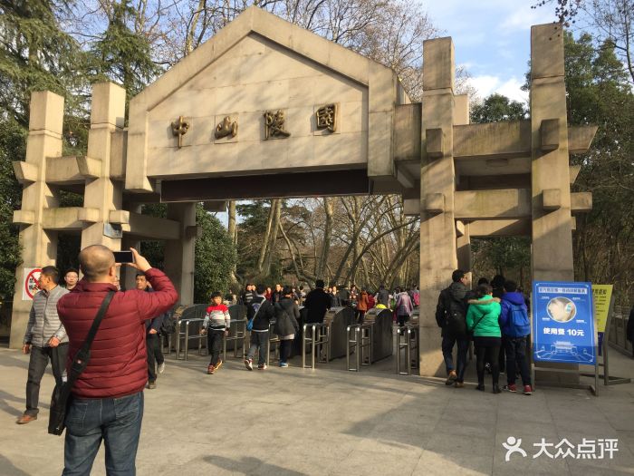 中山陵免费开放。春节时间去的就是人多的不