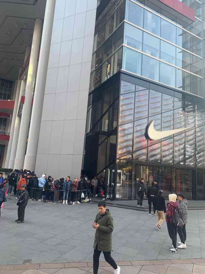 nike上海001店-"这家耐克店位于上海世纪汇南京路的那边,超.