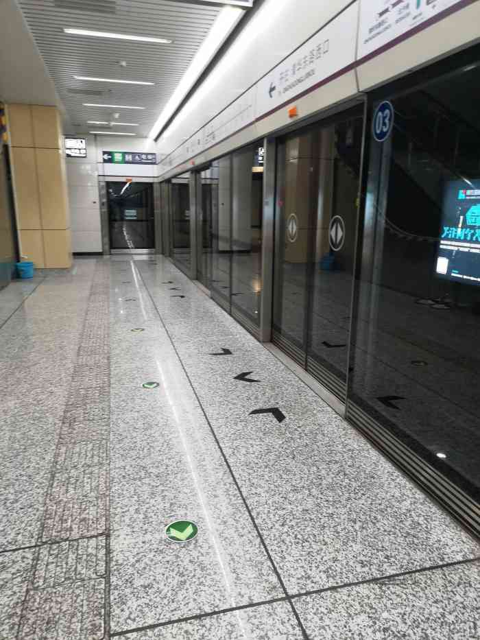 安立路地铁站-"见过很多地铁站外面的共享单车疏于管理,到.