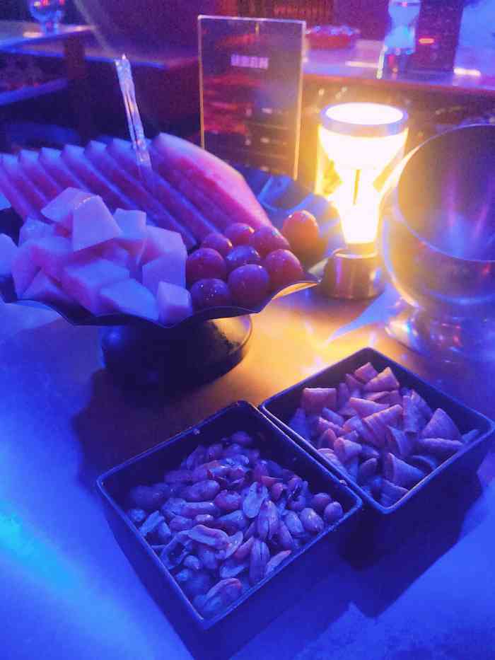 红hong club-"在这个加班的周五夜晚,想到long lo.