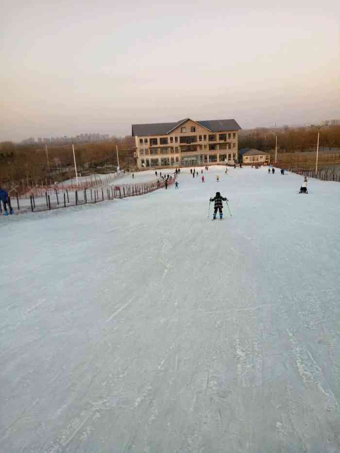 聊城南湖滑雪场-"下午雪都化成冰了,坡度太大,对初学者很不.