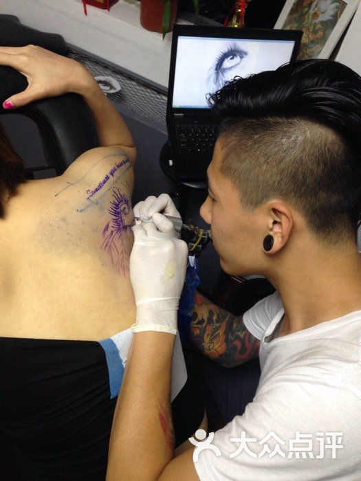 black tattoo studio(首城国际店)帅纹身师正在给我纹身图片 - 第3张