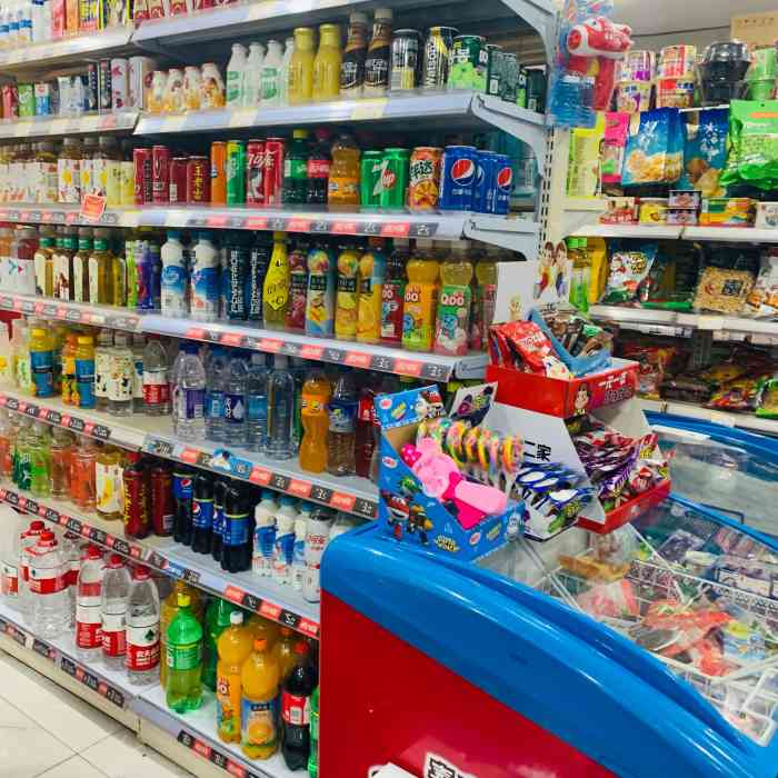 香溢便利店-"位置很不错,在过街天桥不远处,而且招牌.