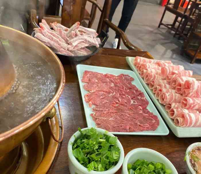 德荣老北京铜锅(物华路店"家附近的一家火锅店生意很兴隆,店里一律