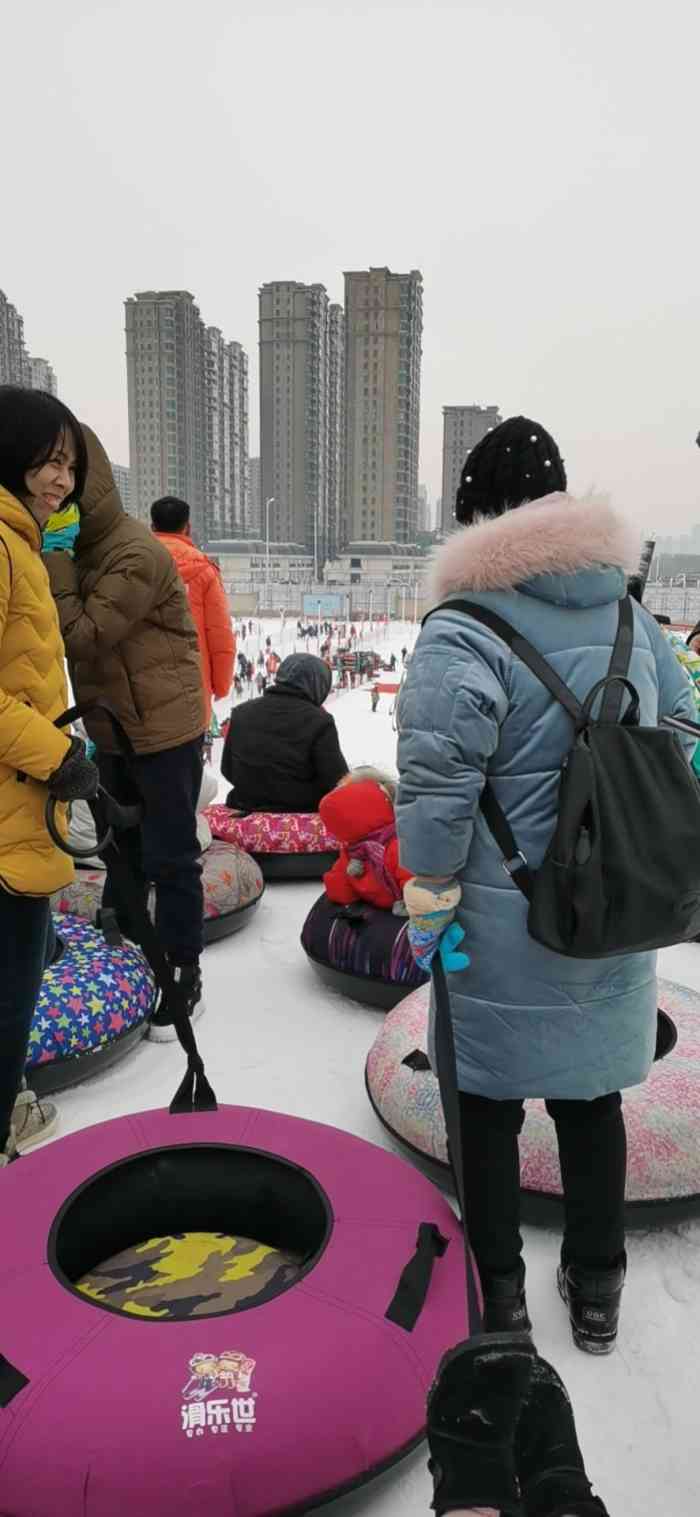 五里河冰雪乐园-"周末带孩子去五里河冰雪乐园玩,停车场很宽.