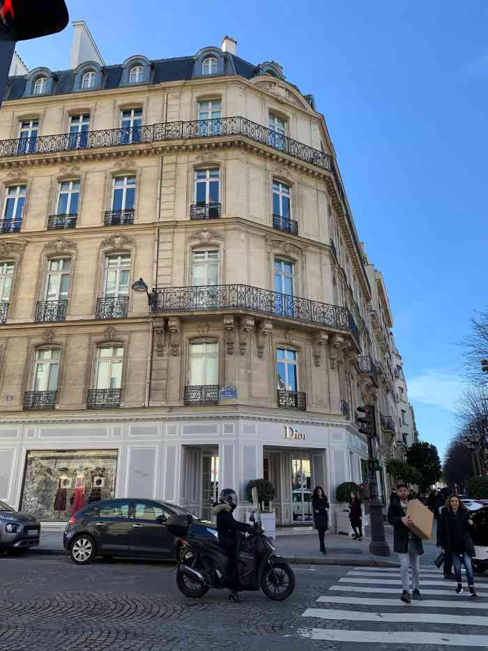 dior(蒙田大道店)-"这里的dior真的很大,街两边大概有