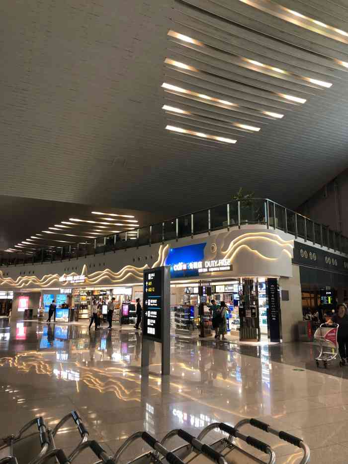 萧山机场的免税店一本护照可以免两条香烟的税可以寄存放在机场等旅游