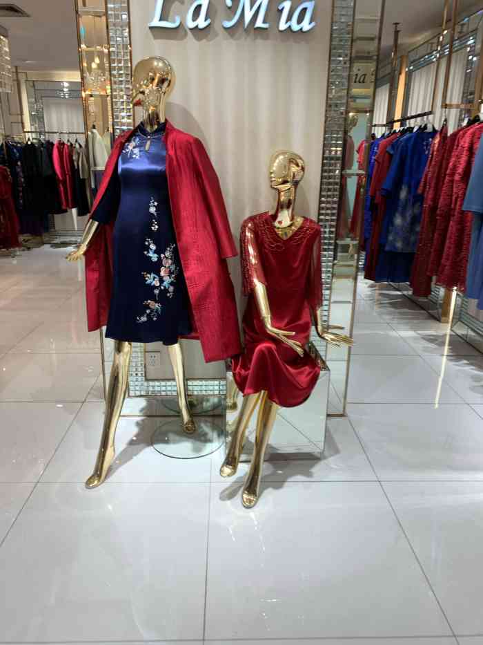 la mia(泰华商城店"昨天和老婆去买衣服,这件旗袍上次和岳母一.