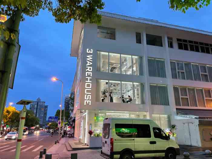 3号仓库(宁波首店)-"[薄荷]环境:外观就是纯白色的一间餐厅.
