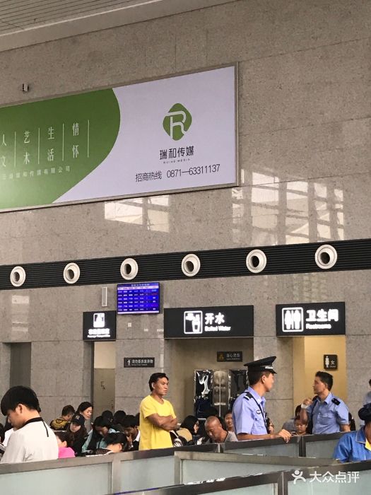 弥勒高铁站候车厅图片