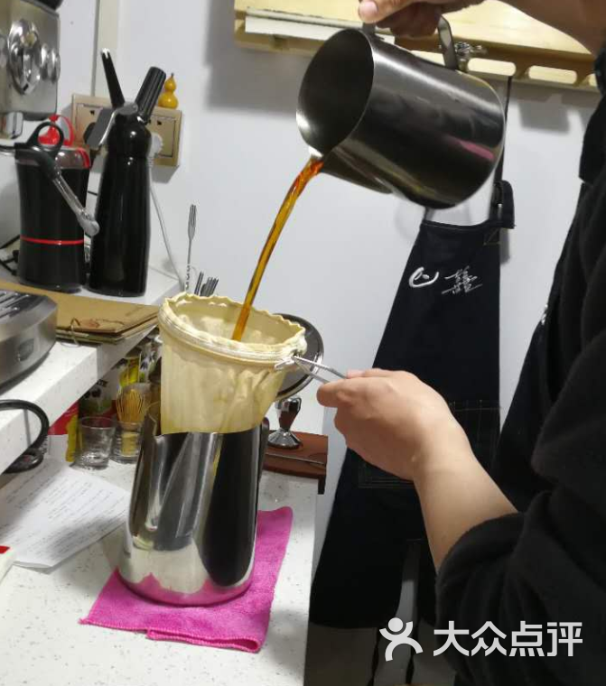 港式奶茶制作过程拉茶