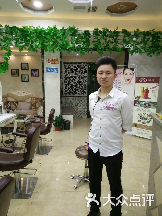 首席发型师李帅哥