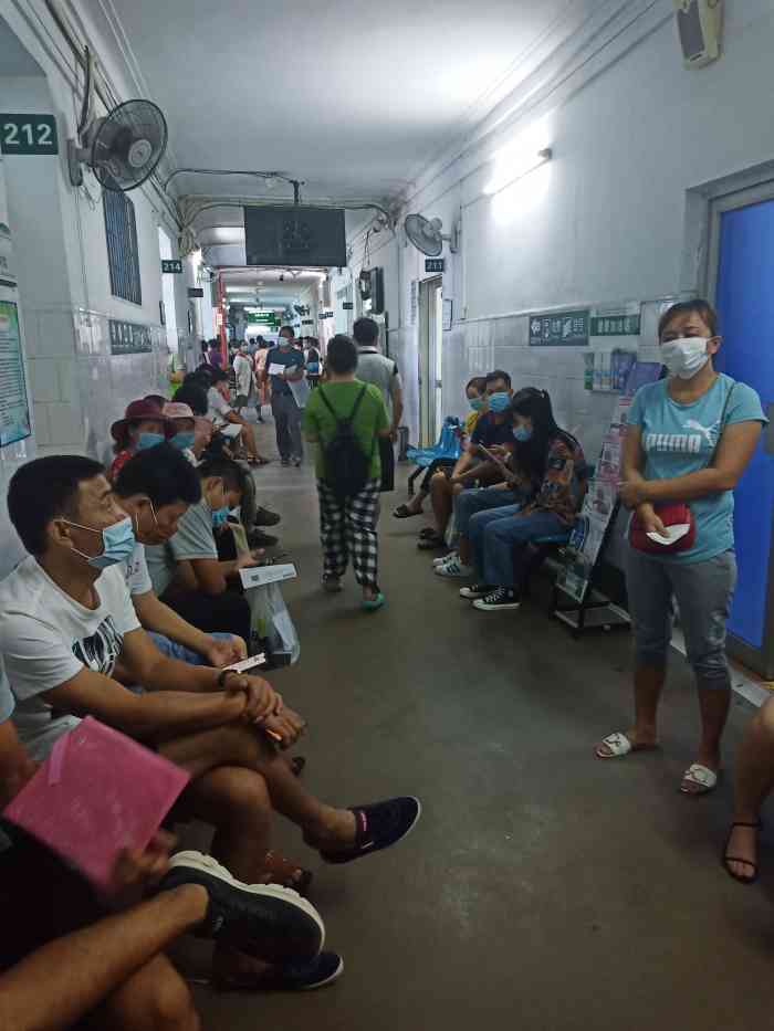 三亚中心医院"挂号多收钱.趁着人多,多收钱.看来是常干.