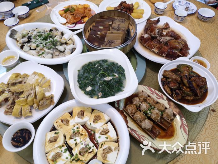 端午节时同朋友出去吃中午饭,话渠同学系个.