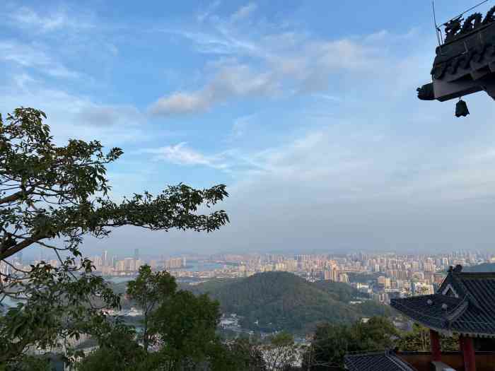 高榜山景区"高榜山地理位置得天独厚,南可观红花湖秀丽.