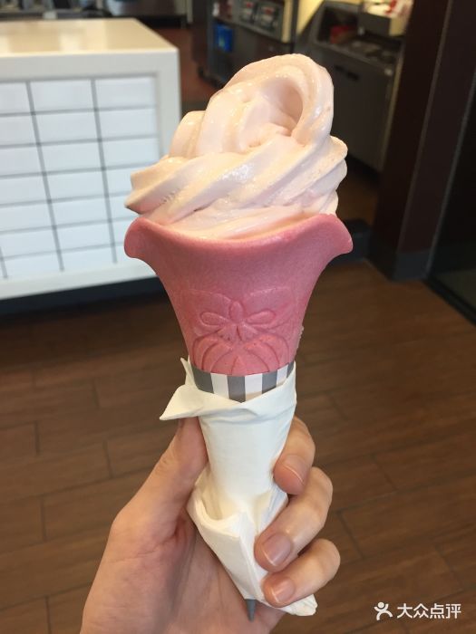 草莓甜筒