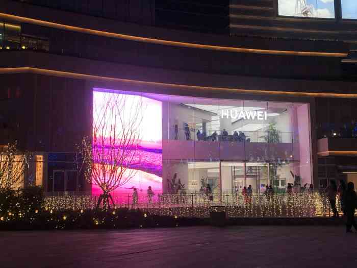 来逛万象城二期发现一家很大的华为旗舰店一共两层楼位置很好找在c馆