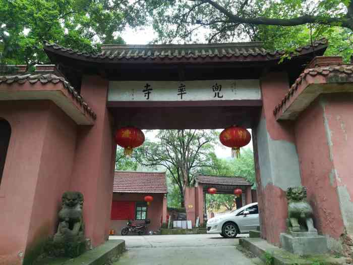 南京老山狮子岭兜率寺-"斑驳的门头,廖散的游客,门口自取的大小香.