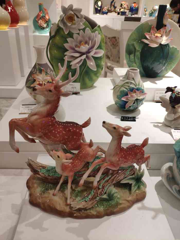台湾品牌,艺术风格融合了中式和西式审美,算是以景德镇瓷器为根,融入