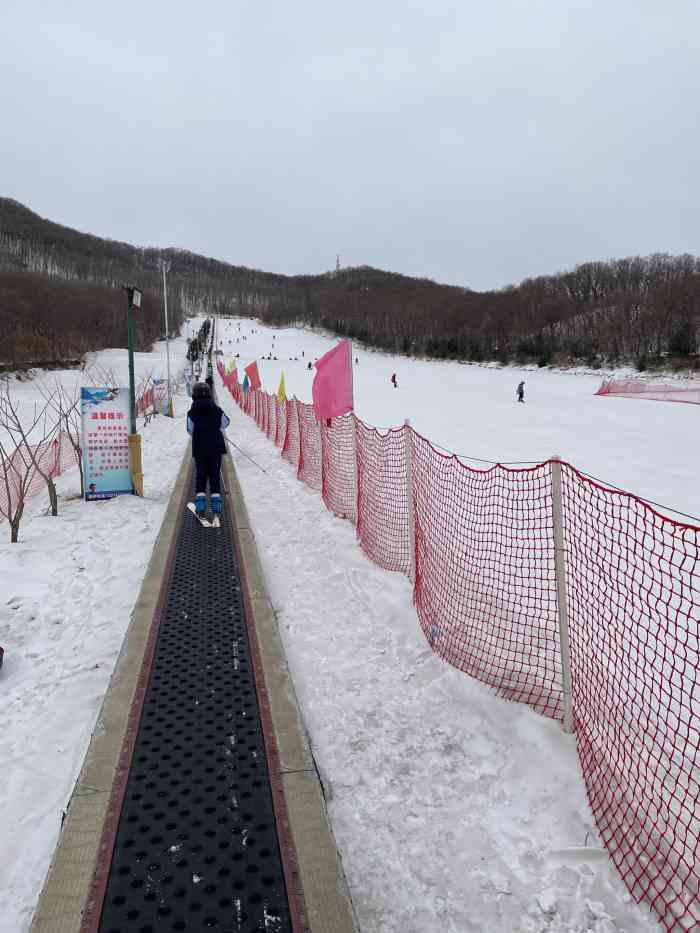 鸣山绿洲滑雪场-"雪道还是不错的,有自助式上坡导链,中午的.