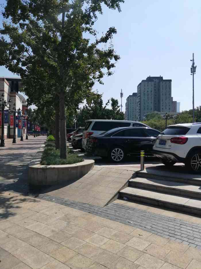 公园西门4号门停车场-"朝阳公园北门和蓝色港湾南门的
