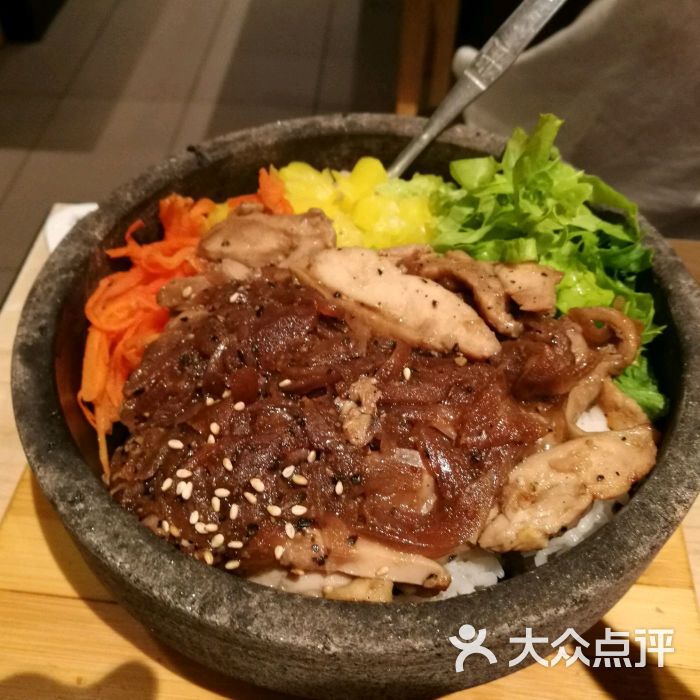 黑椒鸡腿肉石锅拌饭