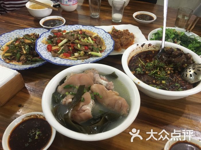 建哥川菜馆:这家馆子就是传说中的苍蝇馆子吧