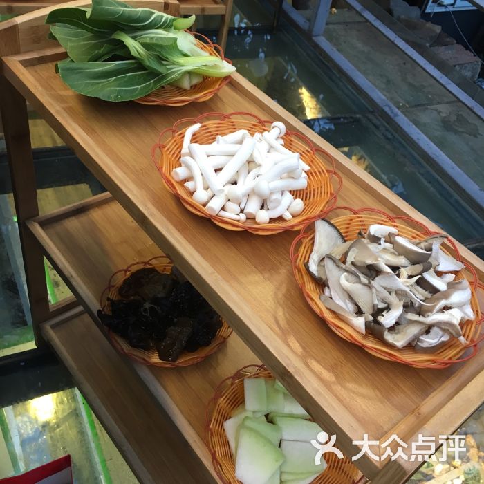 阿婆腊排骨:三个人撑死了吃了四人餐,味道好.大