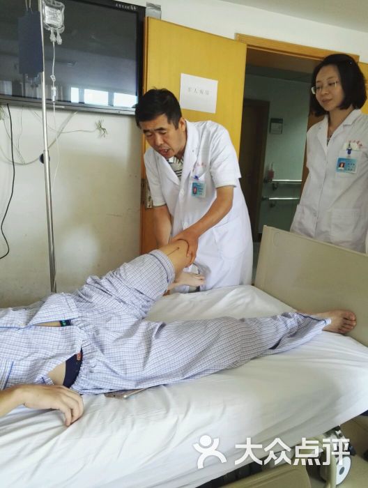 武警总医院张主任 (主任医生 博士后 教授 硕士研究生导师)查房时亲自