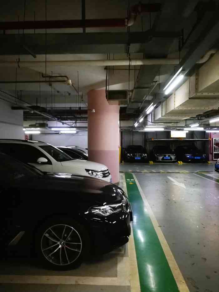 环球港停车场"疫情期间出门商场人不多,空余的车位也很多.