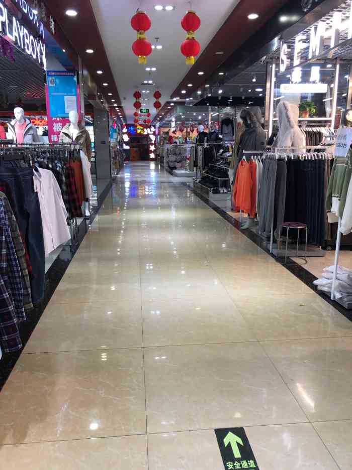 隆兴购物广场-"物美超市的美食广场赶上饭点 店家服务态度.