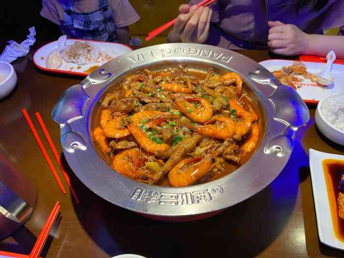 胖哥俩肉蟹煲(颛桥万达店)-"位于颛桥万达广场四楼,端午节,顾客比较多