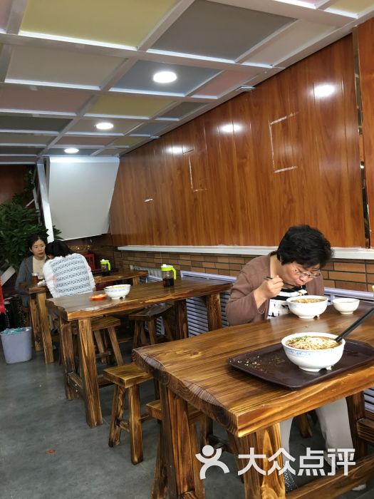 占国牛肉面(会宁路店)