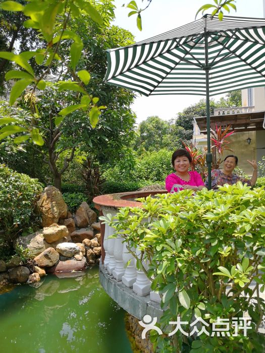 端午节时同朋友出去吃中午饭,话渠同学系个.