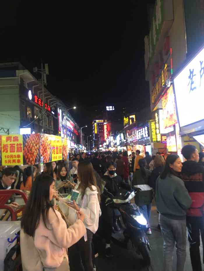 农院路夜市"人山人海的农院路,从我零几年来南宁的时候.