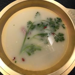 猪脚炖什么汤好吃呢 ieLuUeqnySK3xFUMDdPE-kzYr7YwqMPmIFlHhfNT5sA3PHbpIrPl0eqmuwzaVMJCF5u7J_jS4MuCaeLAHD0KTg.jpg