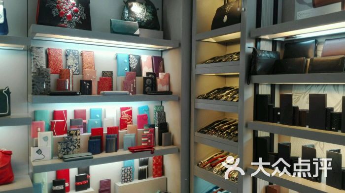 半坡饰族店内环境图片 - 第4张