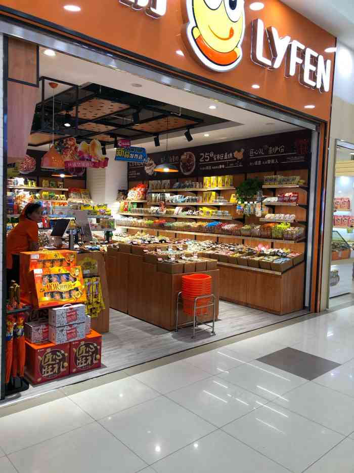 来伊份店是越来越多,超市里,街边门店到处都是,不过生意真的很好