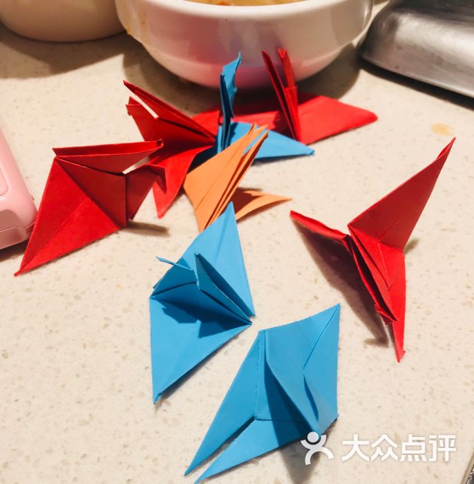 海底捞火锅:海底捞的服务态度是公认的好,去.上