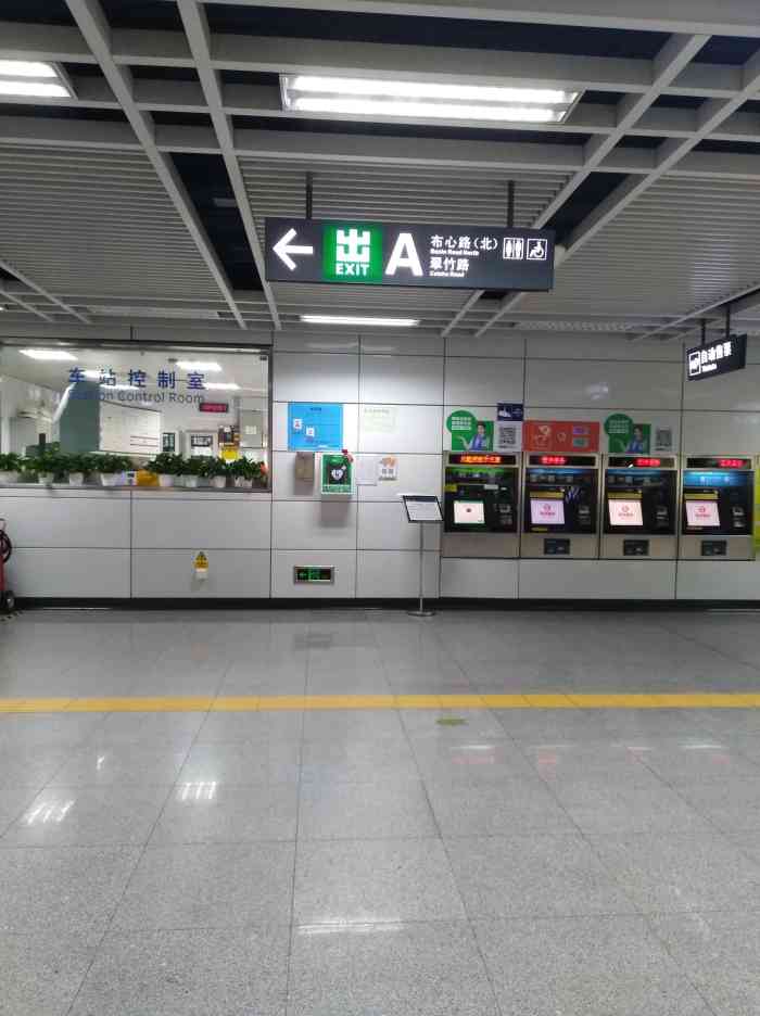 水贝地铁,龙岗3号线~布吉下去在过两个站~周末~和小伙伴来这边逛街