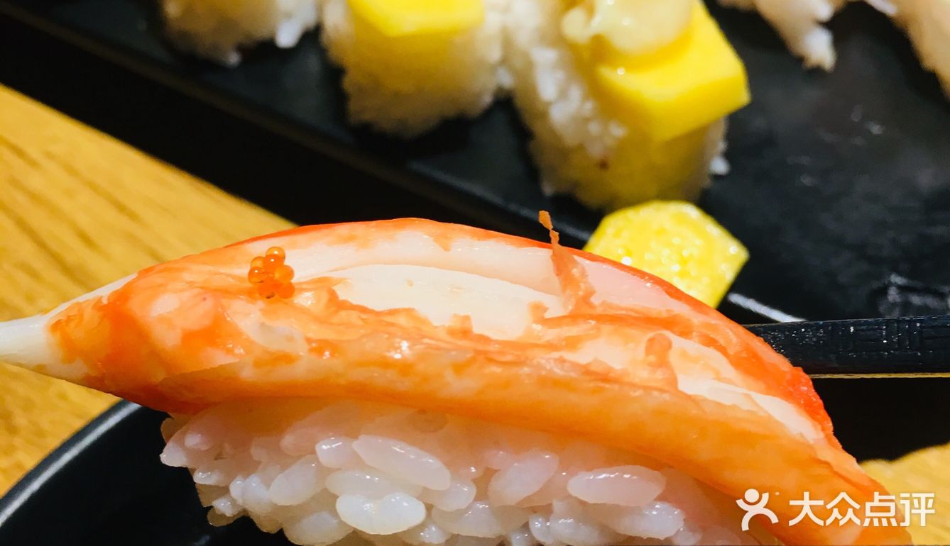 这个季节最舒服的事情就是吃火焰榴莲芝士玻璃虾寿司