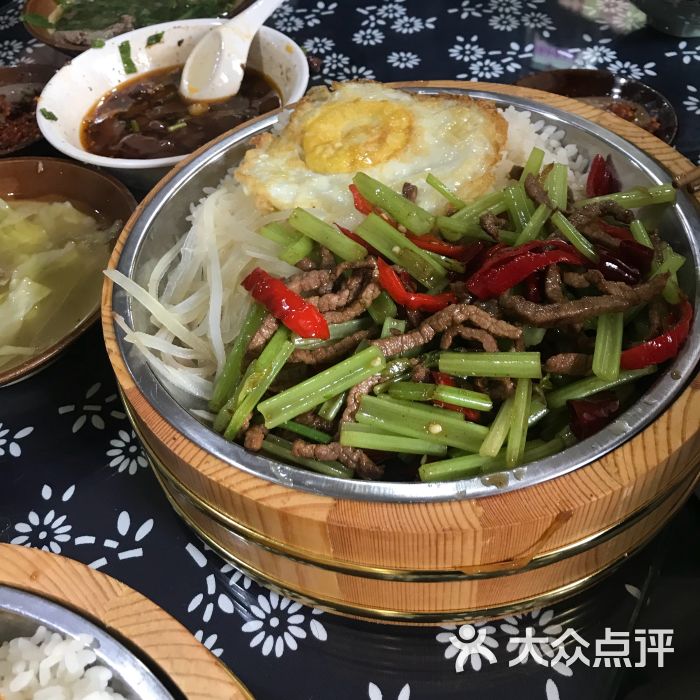 牛肉丝木桶饭